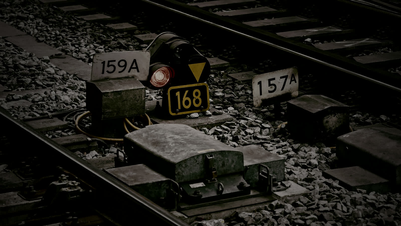Mecanismo de desvio de trilho com sinaleiro e placas numeradas